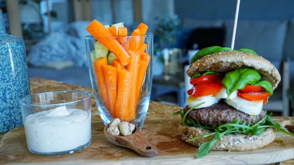 Read more about the article Min helt egen ‘Tomat mozzarella burger’